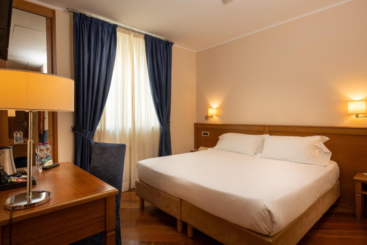 Hotel Iris Genoa Bagian luar foto