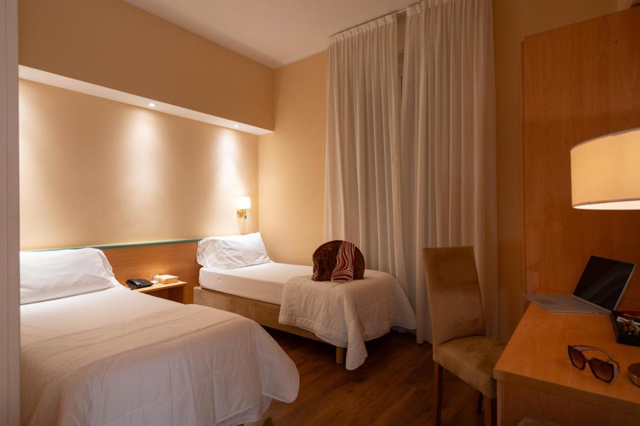 Hotel Iris Genoa Bagian luar foto