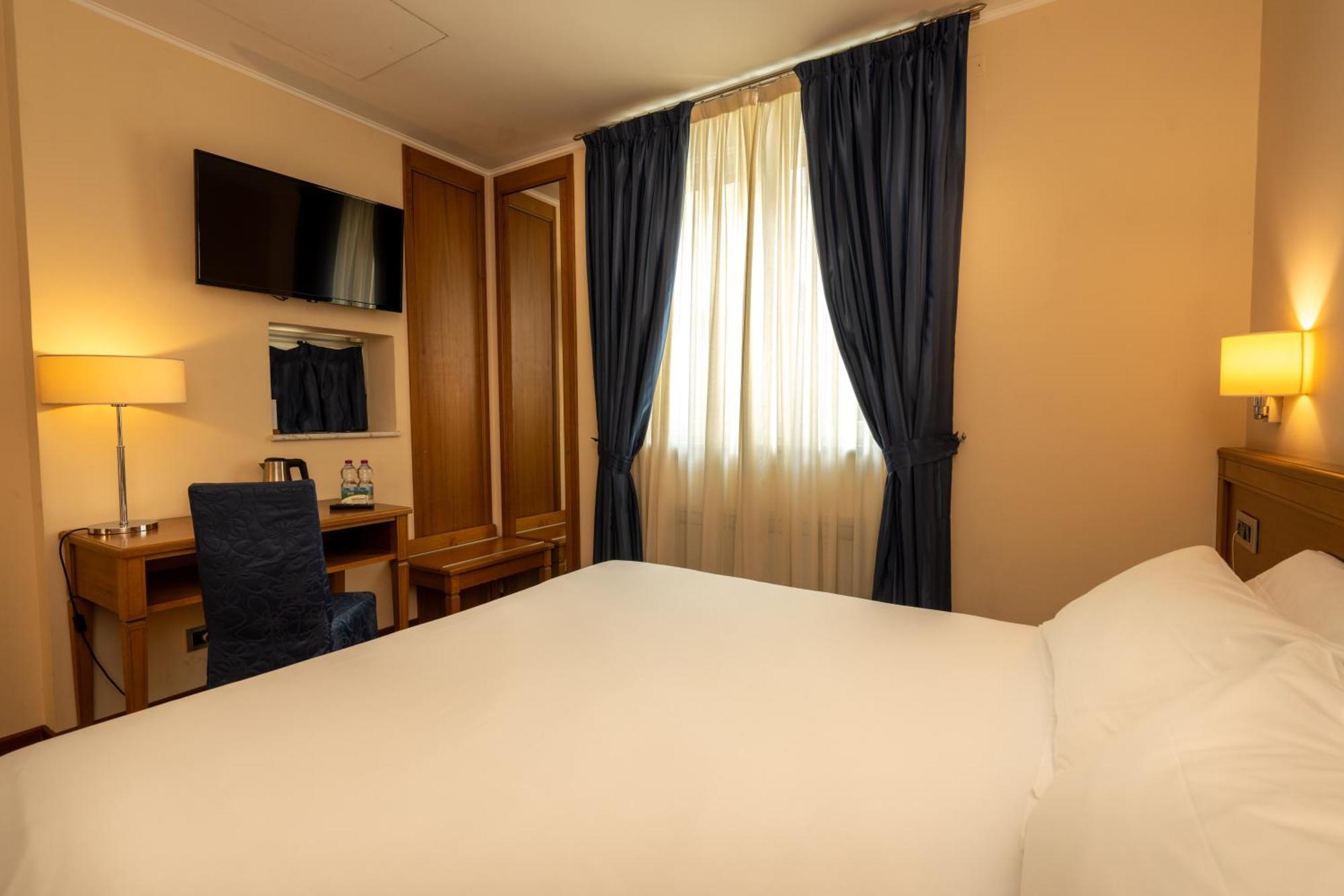 Hotel Iris Genoa Bagian luar foto