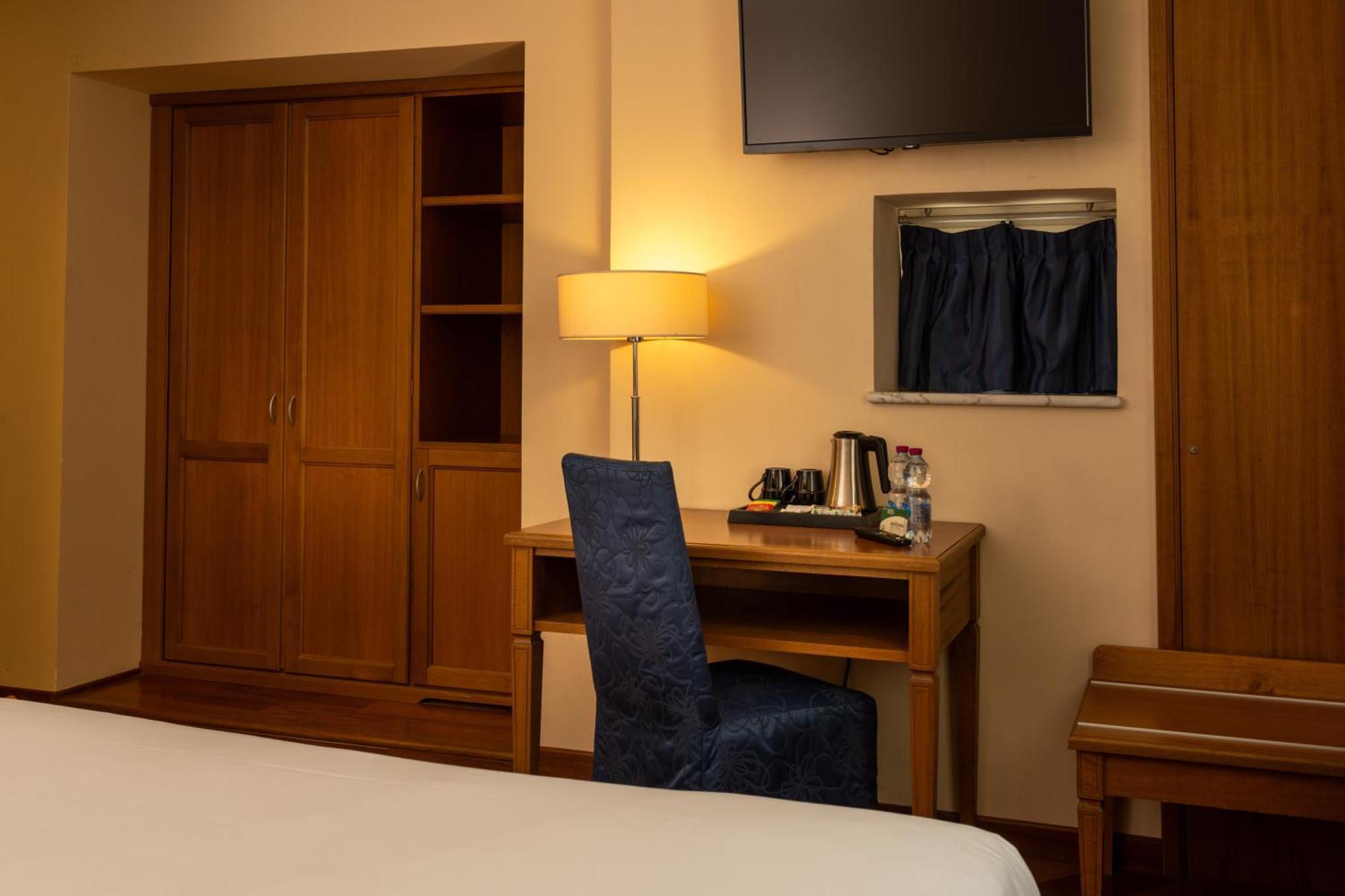 Hotel Iris Genoa Bagian luar foto