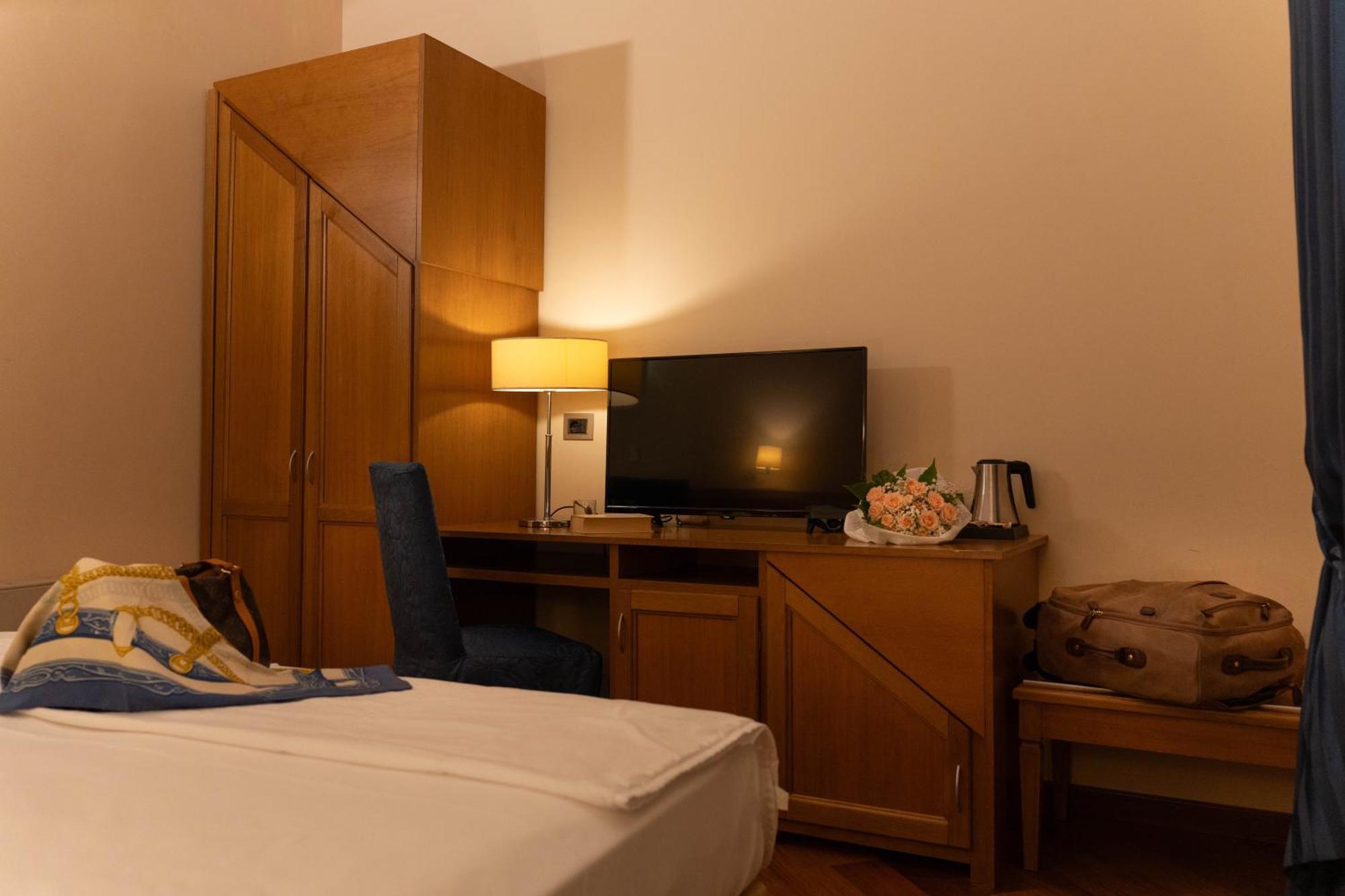 Hotel Iris Genoa Bagian luar foto