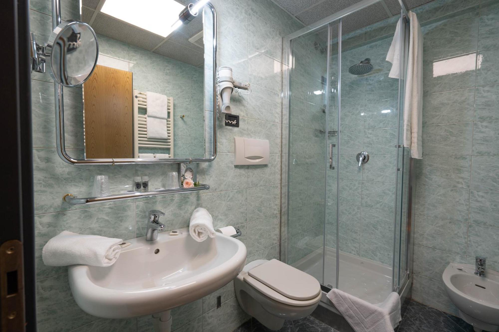 Hotel Iris Genoa Bagian luar foto