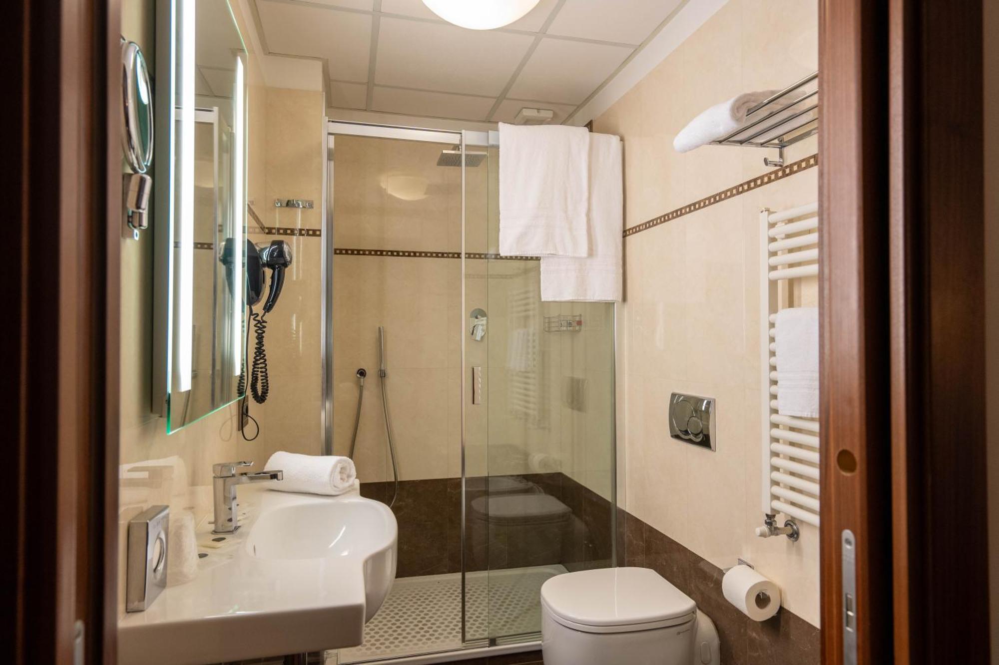 Hotel Iris Genoa Bagian luar foto