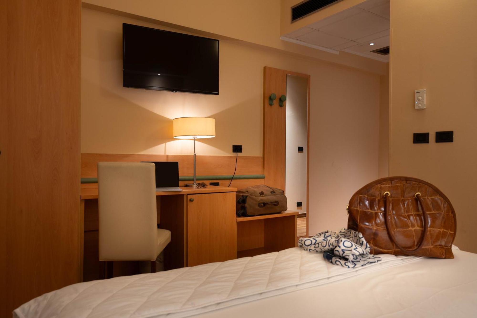 Hotel Iris Genoa Bagian luar foto
