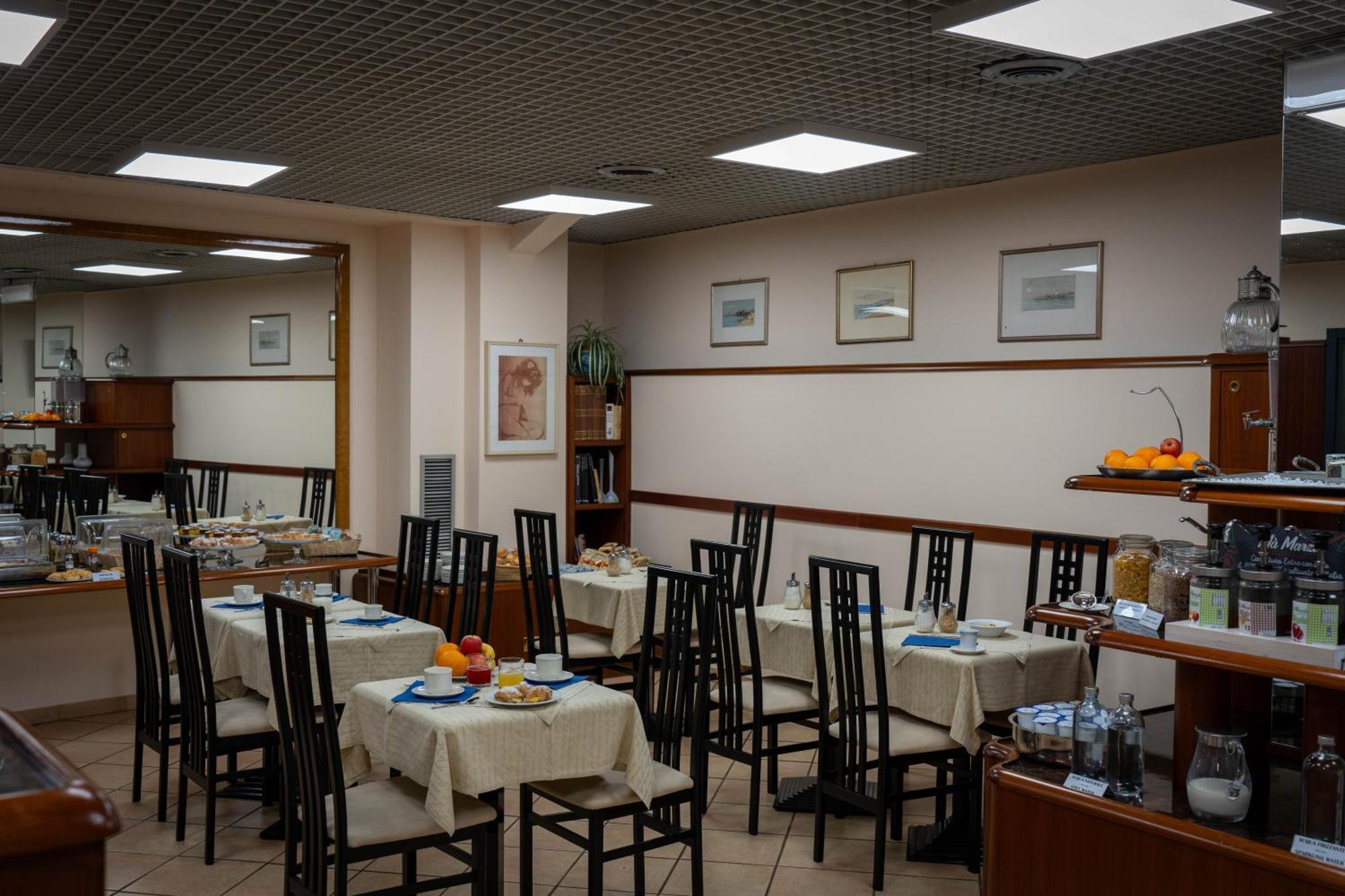 Hotel Iris Genoa Bagian luar foto