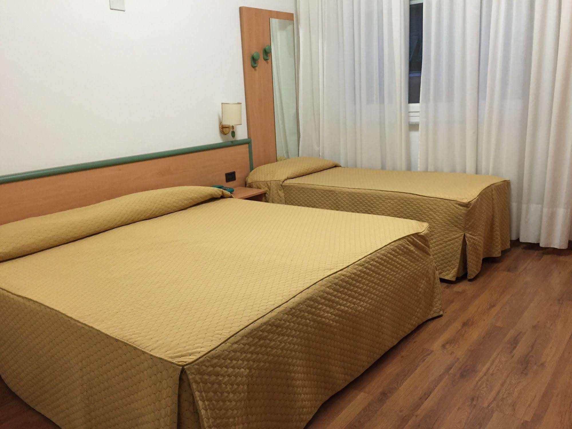 Hotel Iris Genoa Bagian luar foto
