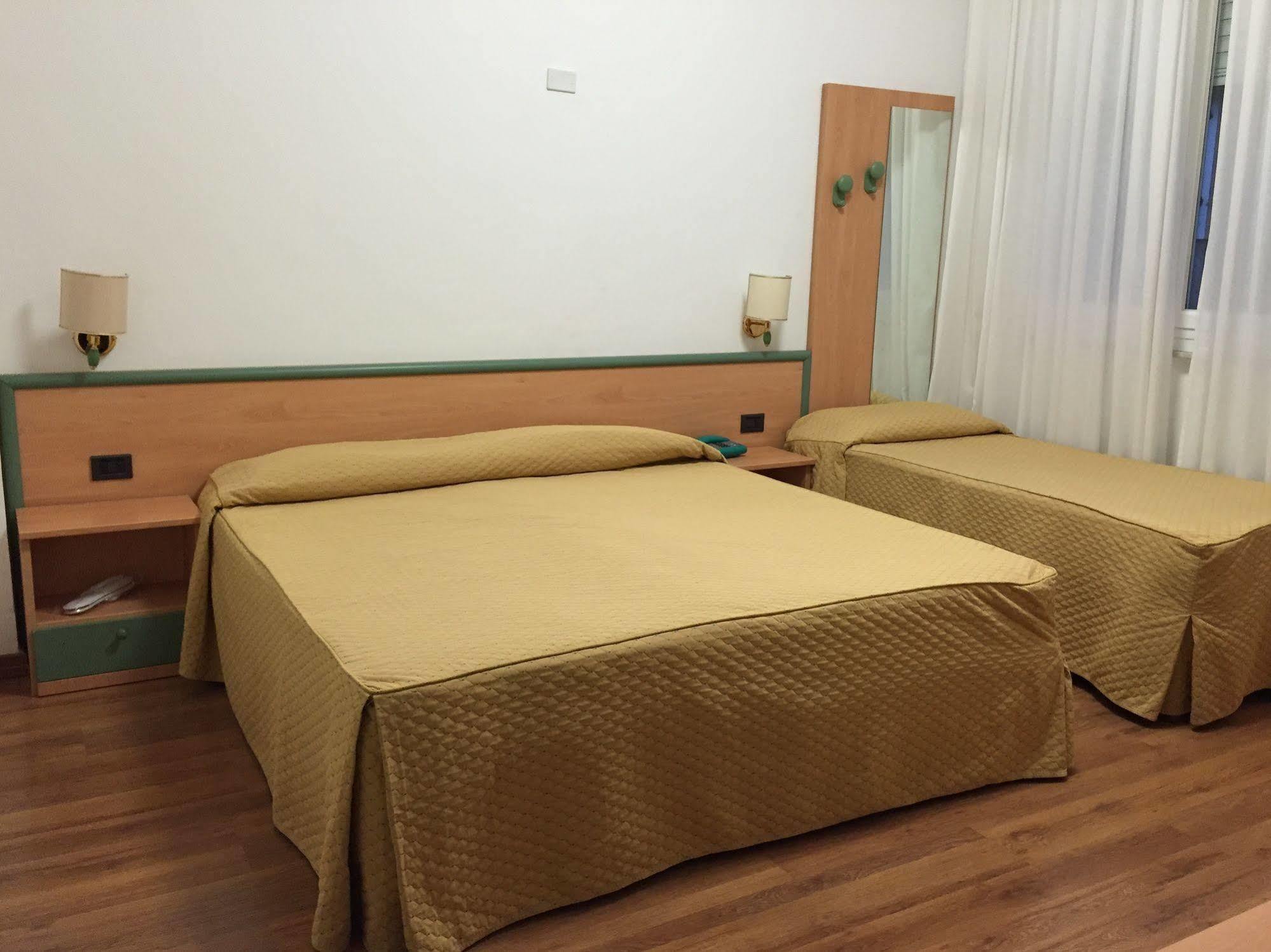 Hotel Iris Genoa Bagian luar foto