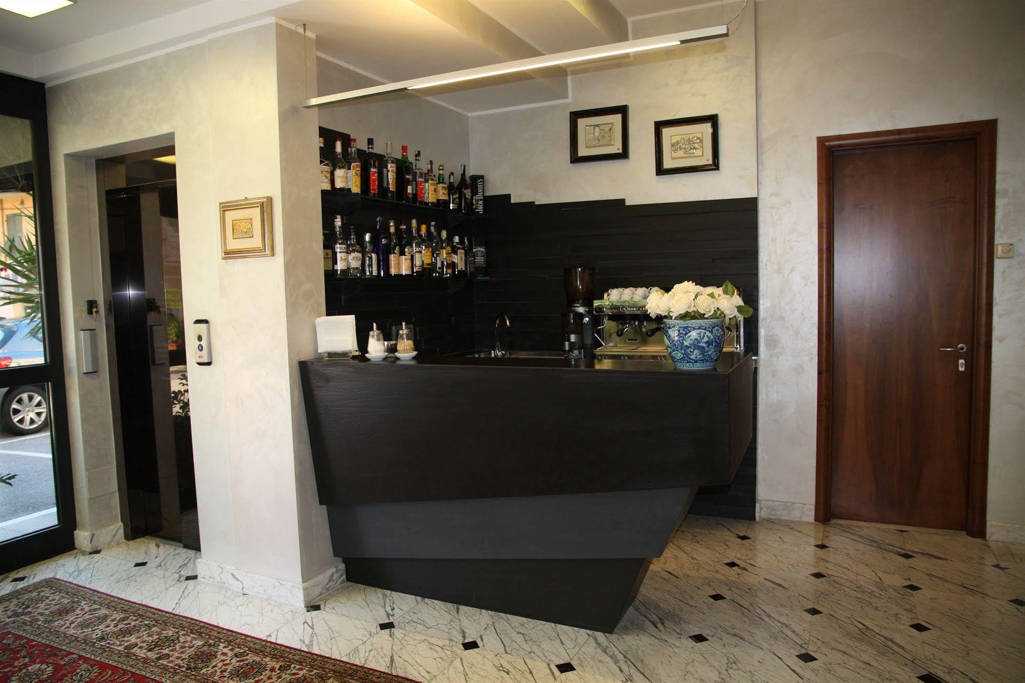 Hotel Iris Genoa Bagian luar foto
