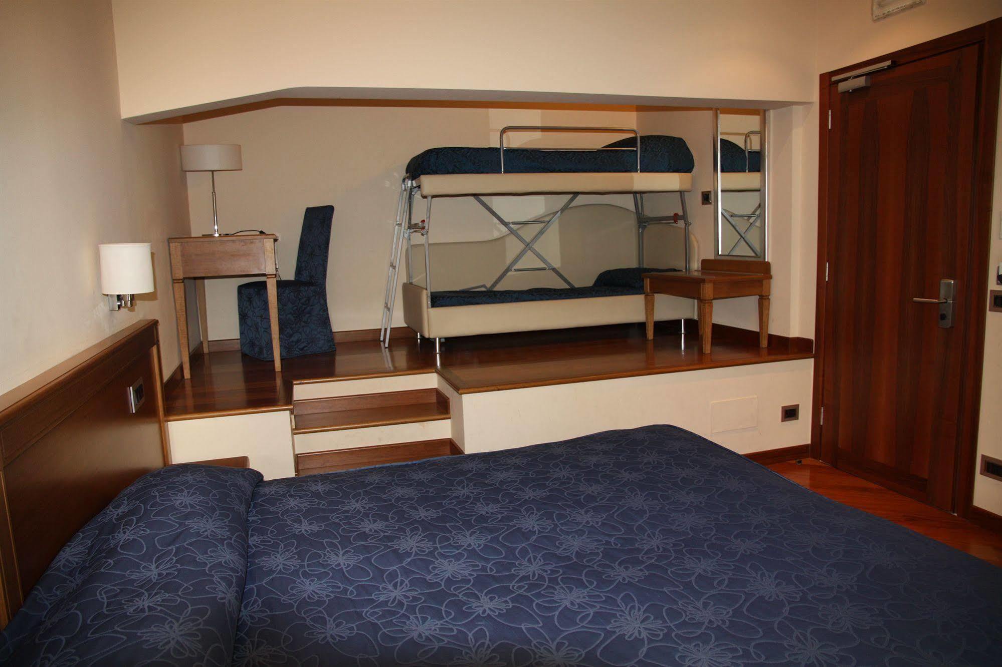 Hotel Iris Genoa Bagian luar foto